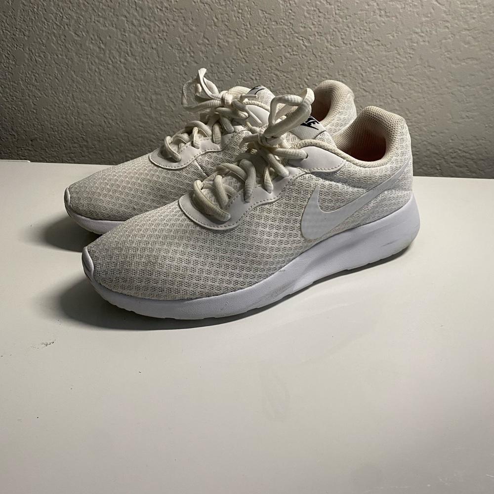 Women’s Nike Tanjun White sneaker Sz 8